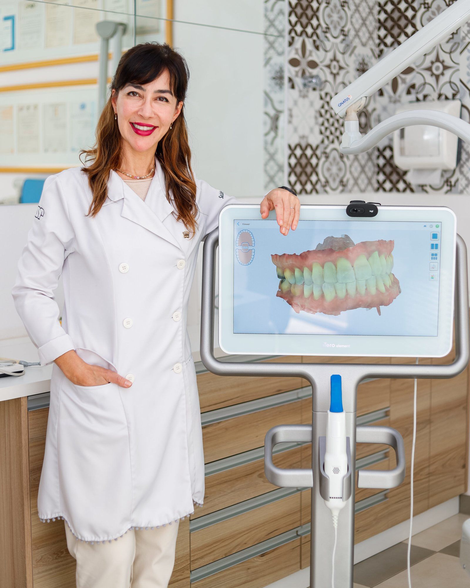 Dentista ao lado do scanner intraoral, com a imagem 3D dos dentes na tela